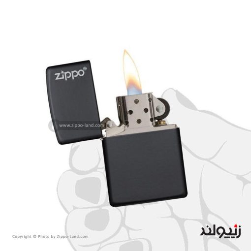فندک زیپو مدل زیپو لوگو کد 218zl روشن در دست
